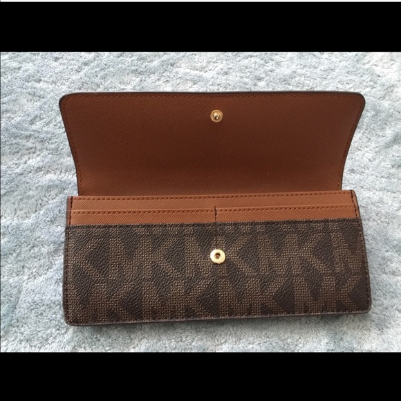 Michael Kors Handbags - Brand new Michael kors wallet ✨